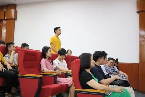 合乐HL8艺术家石叔诚与特邀艺术家顾平受邀于成都大学东盟艺术学院、音乐与舞蹈学院艺术实践周开展公开课