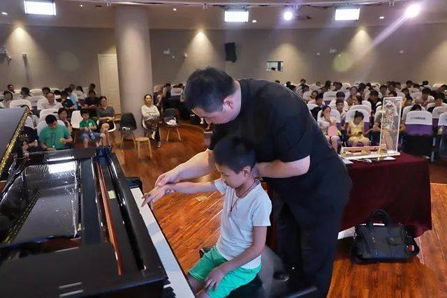 安徽师范大学张旭良教授“钢琴演奏触键训练基础”讲座圆满落幕